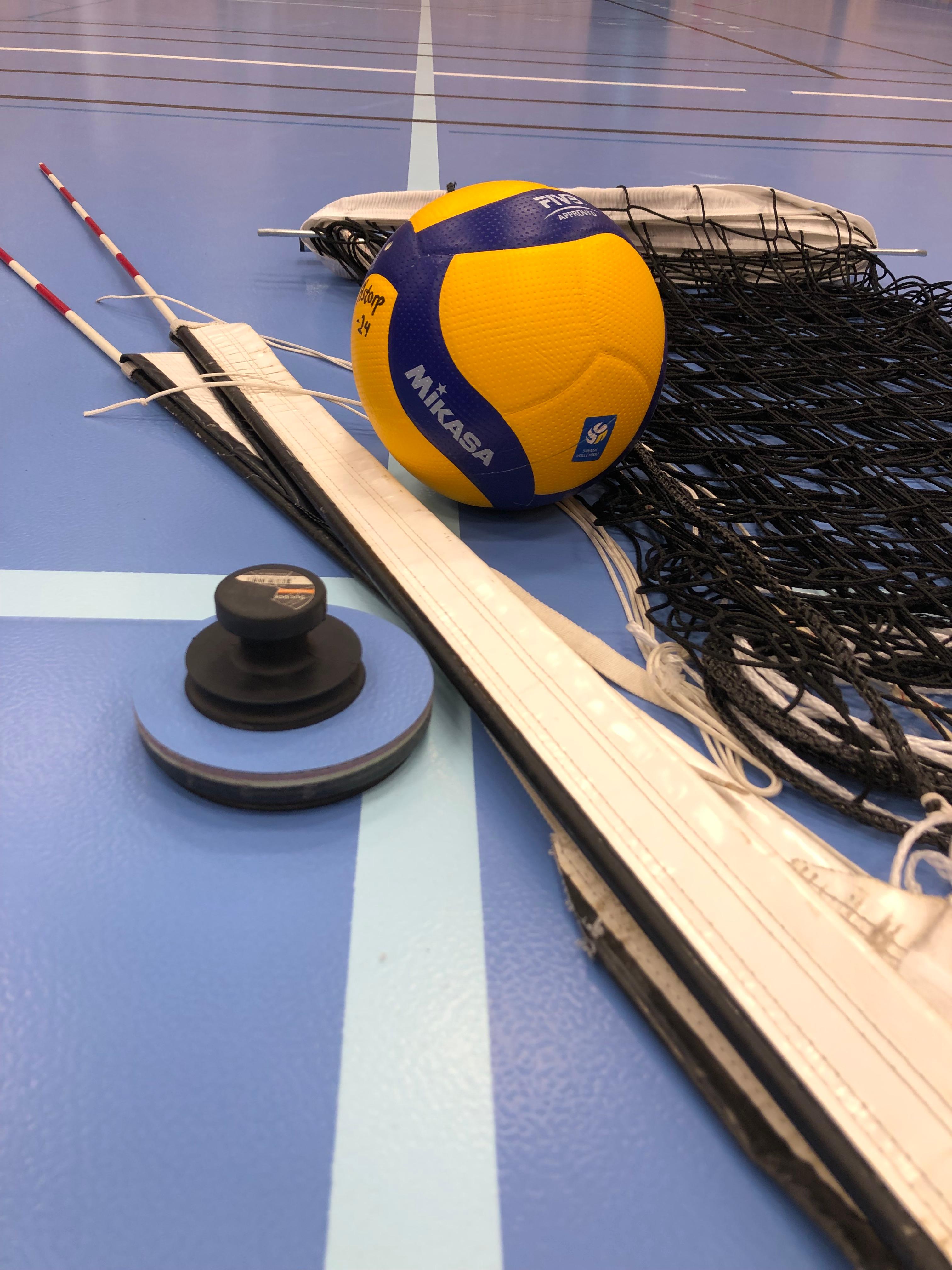 Utrustning inför volleybollmatch. Foto: Magdalena Henrysson