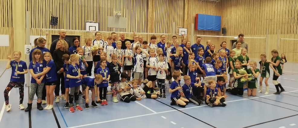 Deltagande barn och ledare i Åstorps turnering för Kidsvolley